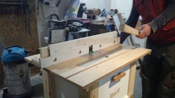 Vertical-Router-Table
